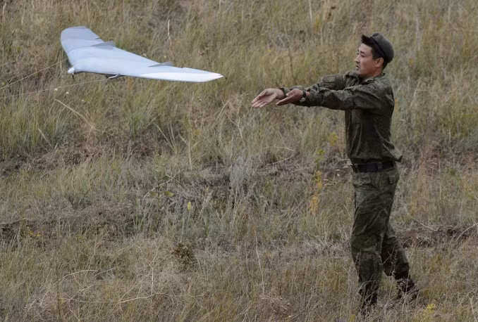 Lính Nga tập dượt phóng UAV. Ngoài các thiết bị cơ giới, lần tập trận này còn có sự tham gia của hơn 20 trực thăng các loại Mi-8, Mi-24 và Mi-26. Cuộc tập trận được cho là một trong những động thái thực hiện chiến lược hướng về Trung Á.