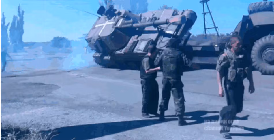 Nhưng đã quá muộn cỗ máy nặng hàng chục tấn đang rơi xuống đường.