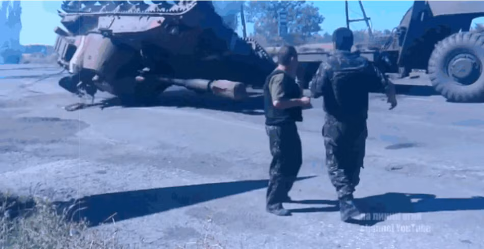 Ngã nghiêng về một bên đã khiến cỗ pháo 2S3 lật ngửa.