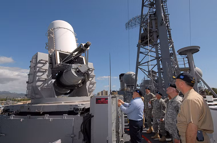Việc Hải quân Mỹ dần thay thế Phalanx CIWS đang được trang bị cho lực lượng tàu chiến của nước này một phần xuất phát từ việc Phalanx CIWS đang dần trở nên lạc hậu hơn các tổ hợp phòng không trên hạm khác trên thế giới, bất chấp việc nó thường xuyên được nâng cấp.