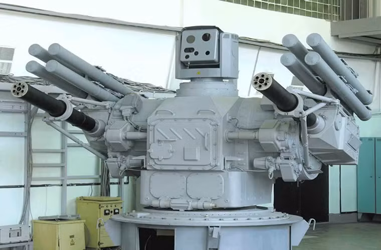 Trong khi đó Hải quân Nga từ lâu đã sở hữu cho mình các tổ hợp tên lửa – pháo phòng không trên hạm tiên tiến như Palma được trang bị sức mạnh hỏa lực áp đảo so với Phalanx CIWS. Và nó được thiết kế để có thể đánh chặn các mục tiêu trên không ở tầm gần lẫn tầm trung với hệ thống tên lửa và pháo phòng không được sử dụng song song.