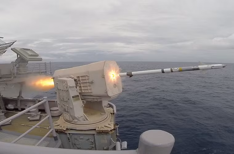 Các tên lửa đất đối không của RIM-116 hay SeaRAM có trọng lượng khoảng 73.5kg và được trang bị một đầu đạn phân mảnh nặng 11.3kg với chiều dài gần 2.8m có thể bay với tốc độ gấp 2 lần vận tốc âm thanh. Tầm bắn hiệu quả của RIM-116 lên tới 9km và có thể được dẫn đường bằng nhiều chế độ khác nhau.