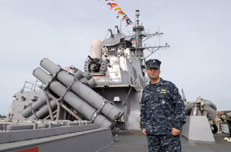 Theo đó các tàu khu trục hạm lớp Arleigh Burke sẽ được nâng cấp hệ thống tên lửa đánh chặn tầm gần Mk-15 Mod 31 SeaRAM gồm có USS Carney (DDG 64), USS Ross (DDG 71), USS Donald Cook (DDG 75) và USS Porter (DDG 78 ). Trong ảnh là hệ thống pháo phòng không đánh chặn tầm gần Phalanx CIWS được trang bị trên USS Donald Cook và các hệ thống này sẽ sớm được thay thế bằng các hệ thống tên lửa SeaRAM.