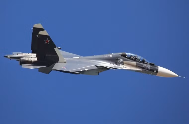 Hình ảnh một chiếc tiêm kích đa năng Su-30SM trình diễn trên bầu trời tại sân bay Zhukovsky.