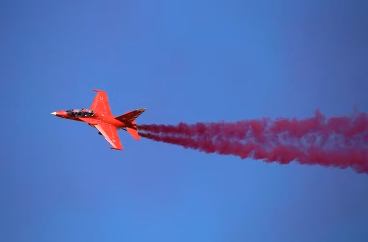 Máy bay huấn luyện phản lực đa năng Yak-130 với màu sơn đỏ đặc trưng.