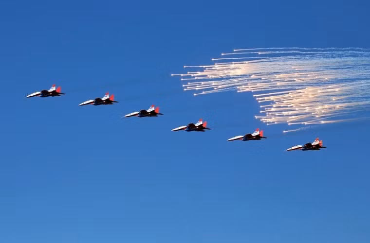 Phi đội máy bay trình diễn “Chim Yến” với màn trình diễn ấn tượng tại MAKS-2015.
