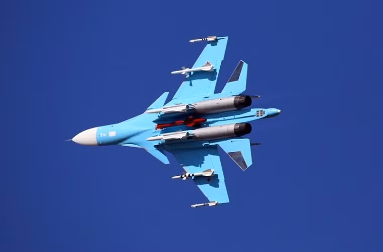 Một màn “khoe hàng” của Su-34 khi lượn vòng trên không.