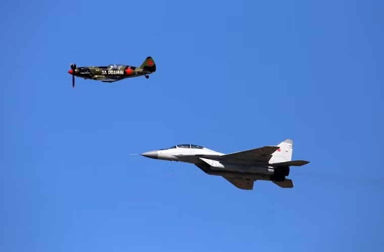Triển lãm hàng không vũ trụ thường niên MAKS-2015 là nơi các công ty công nghiệp hàng không Nga và trên thế giới phô diễn các thành tựu hàng không mới nhất của mình, trong đó tâm điểm vẫn là các chiến đấu cơ Nga họ Sukhoi, MiG. Trong ảnh là cặp đôi máy bay tiêm kích MiG-3 và MiG-29 tham gia biểu diễn tại MAKS-2015.