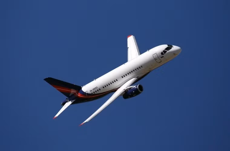 Trong ảnh là máy bay chở khách thương mại Sukhoi Superjet 100, đây cũng được biết tới như là mẫu máy bay thương mại dân sự đầu tiên của hãng hàng không Sukhoi khi mà trước đây công ty này chỉ sản xuất các dòng máy bay phục vụ cho mục đích quân sự.