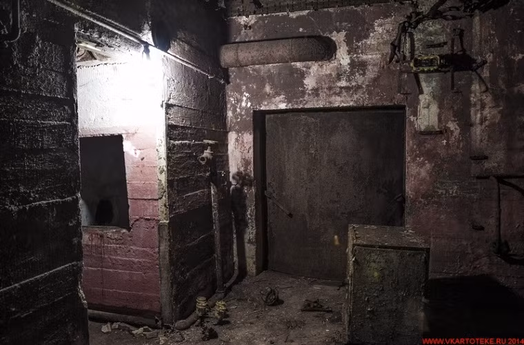 Một phần cửa ra vào của công sự bên dưới lòng đất.