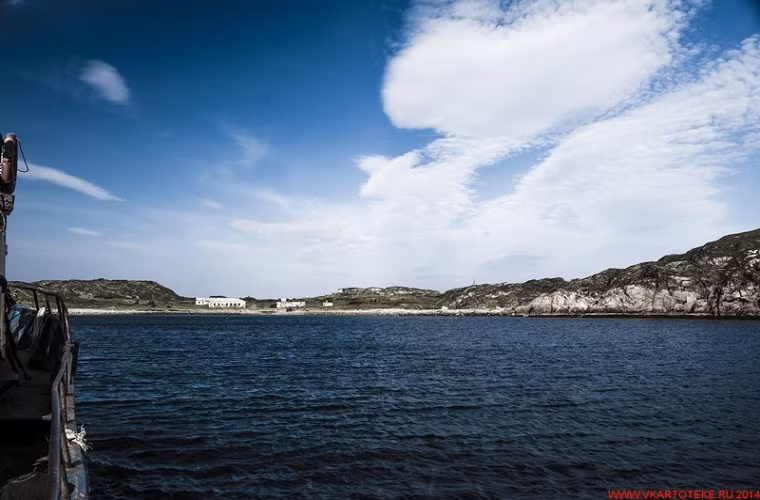 Địa điểm chính xác của căn cứ hải quân này vẫn chưa được English Russia tiết lộ, tuy nhiên căn cứ này được xây dựng từ cuối những năm 1958, và dùng cho mục đích chống lại các tàu ngầm của Phương Tây trong giai đoạn đầu Chiến tranh Lạnh.