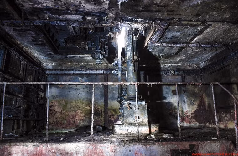 Binh sĩ từ bên trong các công sự có thể dễ dàng thay đạn cho các tổ hợp bom chống ngầm RBU-6000 nhờ một tháp điều khiển có thể giúp di chuyển toàn bộ dàn phòng của RBU-6000 lên hoặc xuống tùy vào nhu cầu sử dụng. Trong ảnh là bên dưới của một tổ hợp chống ngầm RBU-6000.