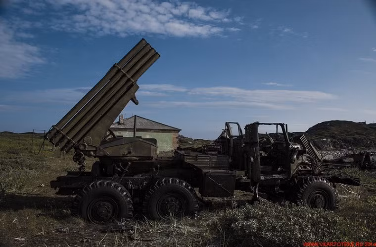 Trong ảnh là bệ pháo phản lực BM-21 xuống cấp nghiêm trọng trước sự tàn phá của thời gian.