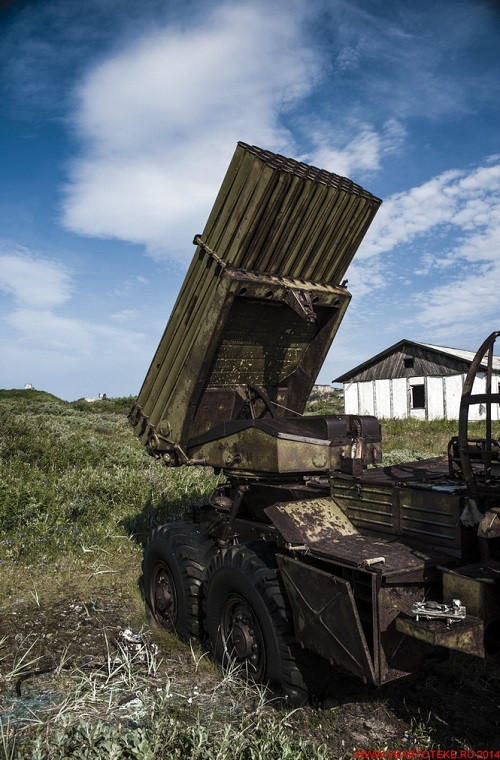 Có một điều khá lạ là căn cứ này hầu như vẫn còn nguyên vẹn, các hệ thống vũ khí được triển khai ở đây đều vẫn đang ở vị trí sẵn sàng chiến đấu. Trong ảnh là một tổ hợp pháo phản lực phóng loạt BM-21 đã xuống cấp trầm trọng tại căn cứ này.