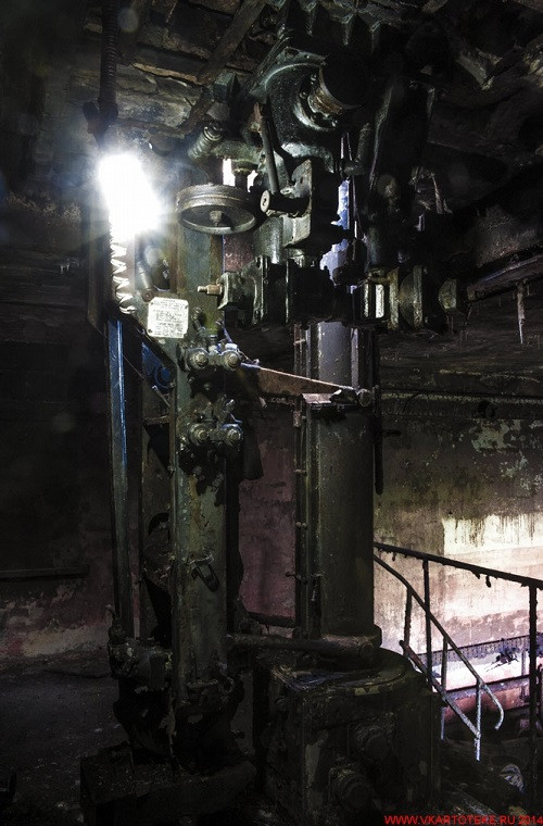 Toàn bộ cấu trúc tháp điều khiển bên dưới RBU-6000.