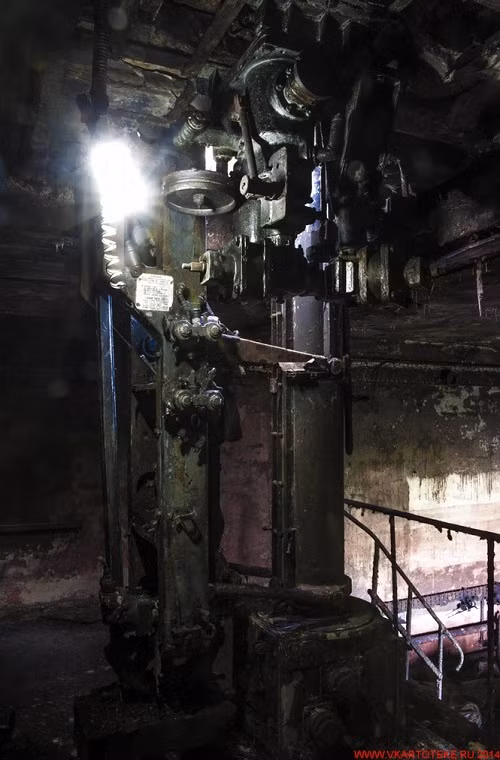 Toàn bộ cấu trúc tháp điều khiển bên dưới RBU-6000.