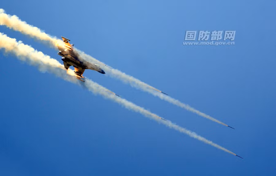 Loại tiêm kích này chỉ có 1 chỗ ngồi, có khả năng đạt tốc độ tối đa 2.500 km/h và bán kính chiến đấu 2.000 km.