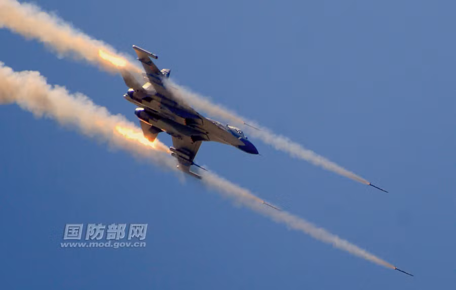 Tiêm kích đa năng J-11 Trung Quốc vốn là sản phẩm sao chép công nghệ mẫu Su-27SK của Nga.