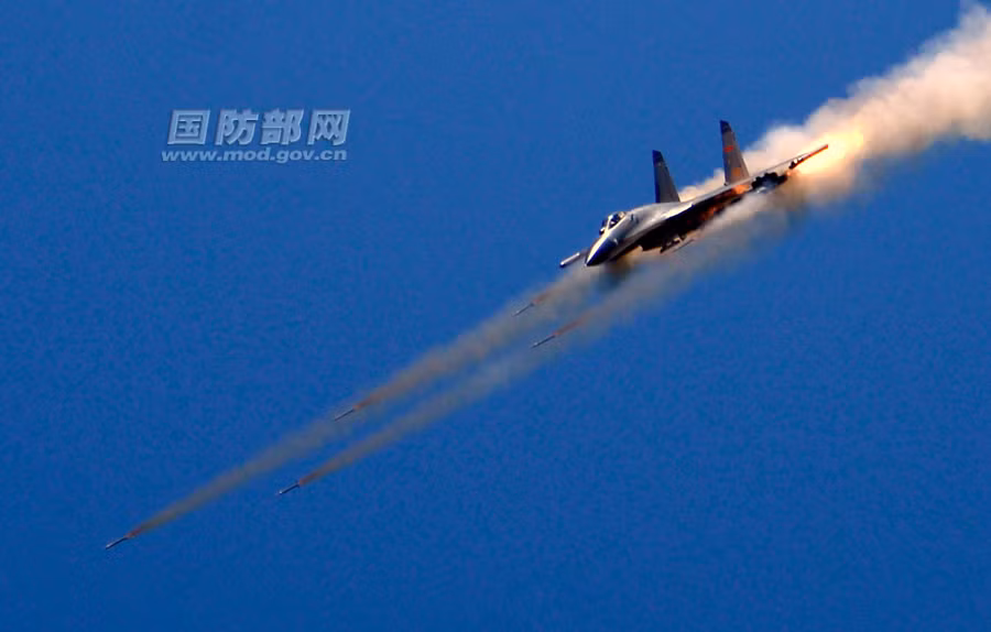 Cuộc tập trận bắn đạn thật của phi đội tiêm kích J-11 thuộc Không quân Trung Quốc, đồn trụ tại cảng Porland, Vũ Hán, vừa mới diễn ra vào ngày 14/5 tại khu vực cao nguyên.