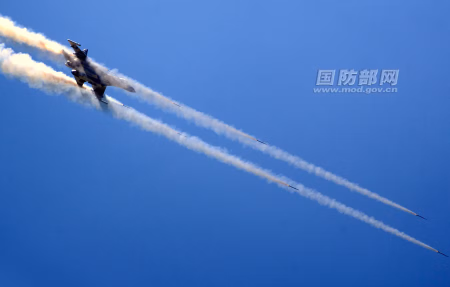 Bên cạnh các vũ khí có điều khiển, J-11 cũng có thể mang các loại đạn không điều khiển. Ví dụ như trong cuộc tập trận này, J-11 thực hiện tấn công mục tiêu giả định bằng đạn rocket.