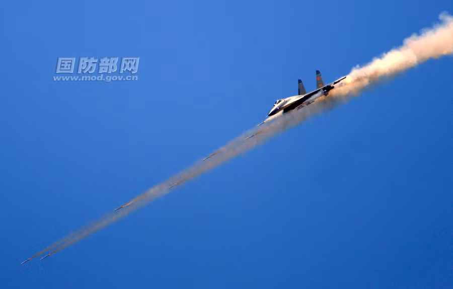 Mặc dù diễn tập ở khu vực không phận không quen thuộc song phi đội J-11 này đã không ngừng nhào lộn, bắn rocket xối xả về phía mục tiêu giả định trên mặt đất.