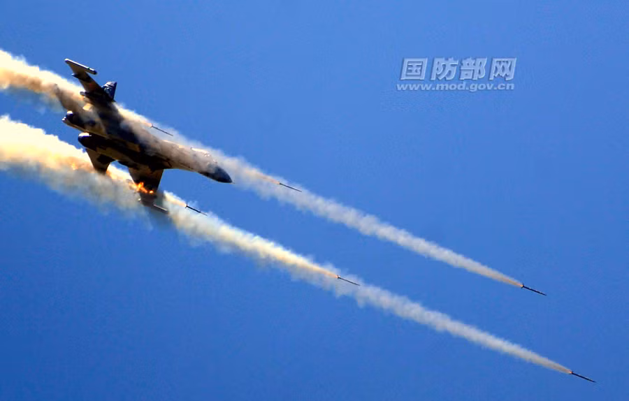 J-11 được trang bị một loạt vũ khí gồm một pháo cỡ 30 mm cùng 10 giá treo vũ khí các loại.