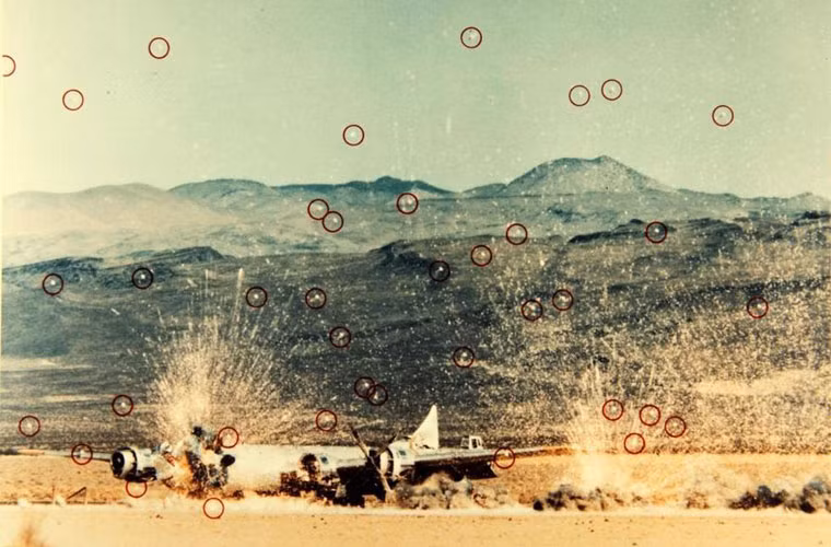 Đầu đạn nặng 450 kg đủ uy lực để tiêu diệt một ngôi nhà hoặc tạo ra một cái hố rộng khoảng 6 mét.