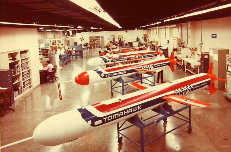 Nhìn bề ngoài thì các quả đạn tên lửa Tomahawk khá đơn giản nhưng bên trong nó là chứa cả một kho trí tuệ của nhà khoa học quân sự Mỹ. Tomahawk nặng 1,3 tấn, dài 5,56m, đường kính thân 0,52m.