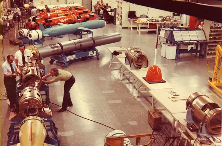 Các công nhân Mỹ đang lắp đặt các bộ phận tên lửa hành trình Tomahawk. Ở đầu quả tên lửa chứa bộ phận dẫn đường, tiếp đó là khối thuốc nổ và sau cùng là động cơ phản lực cánh quạt đẩy F107-WR-402.