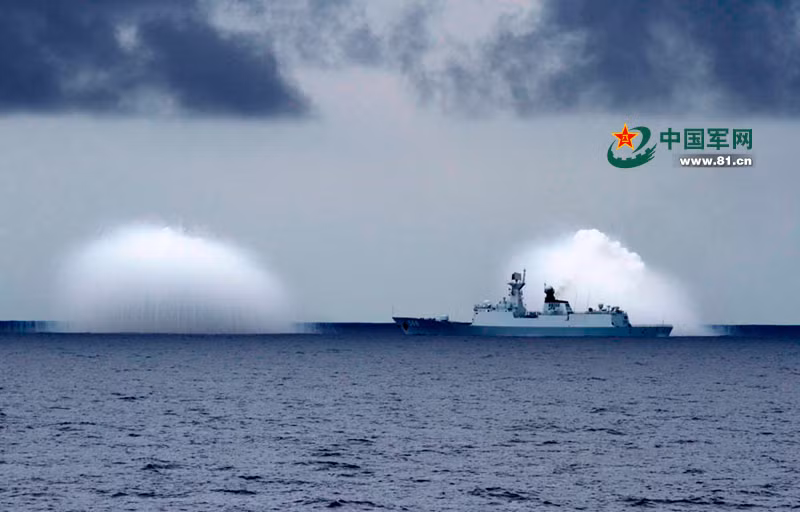 Tàu hộ vệ tên lửa Type 054 Henyang của Trung Quốc bắn khói ngụy trang.