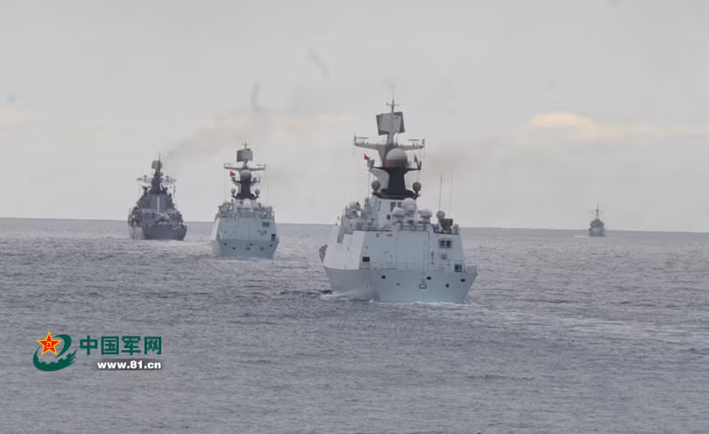 Tất cả có 7 chiến hạm của Trung Quốc và Nga cùng tham gia bài tập bắn đạn thật này.