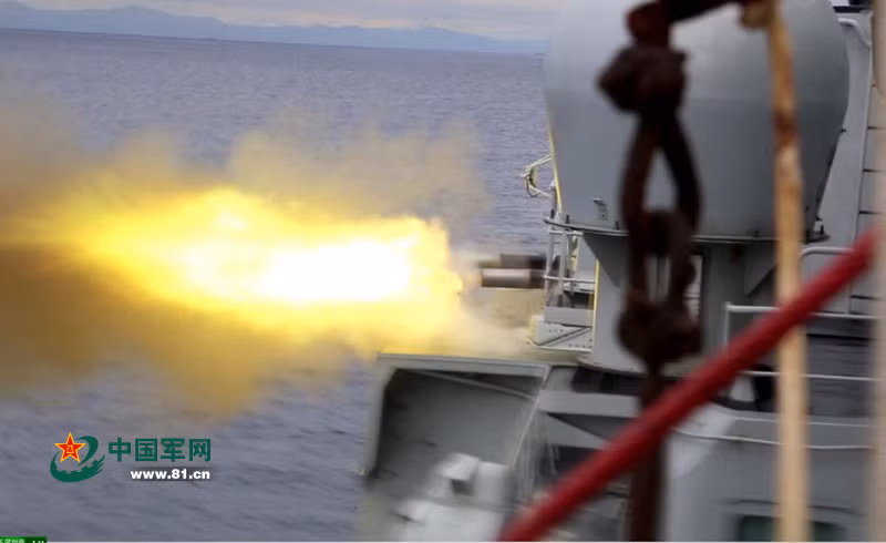 Trong 1 phút, hai cỗ pháo 6 nòng trên bệ tổ hợp Kashtan có thể phun ra 8.000-10.000 viên đạn.