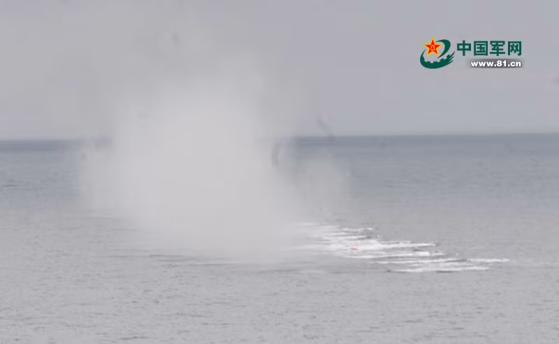 Dải mìn nổi làm mục tiêu giả định bị trúng đạn pháo nổ tan tành trên biển.