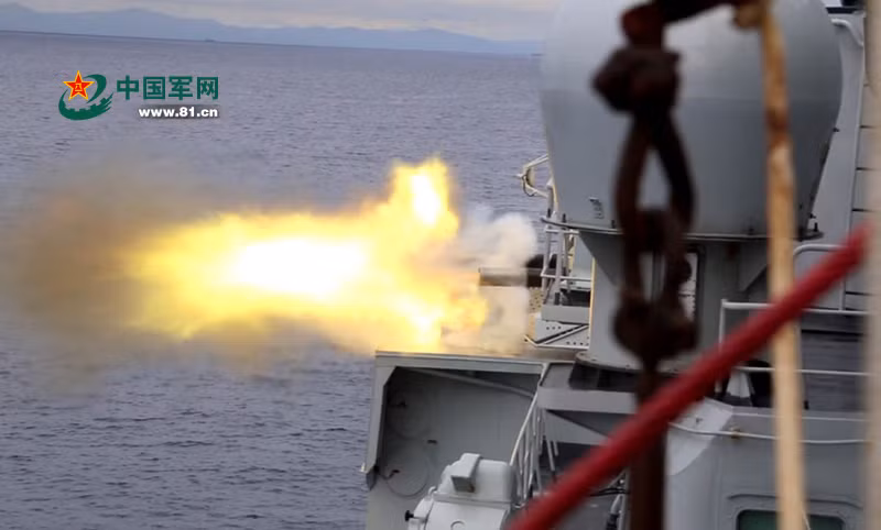 Hai cỗ pháo 30mm 6 nòng trên tổ hợp pháo - tên lửa phòng không Kashtan khai hỏa.