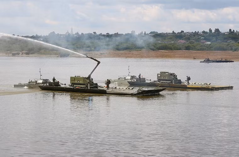 Hai chiếc xe công binh Uran-14 biến thể chữa cháy được giới thiệu tại Army Games – 2015.