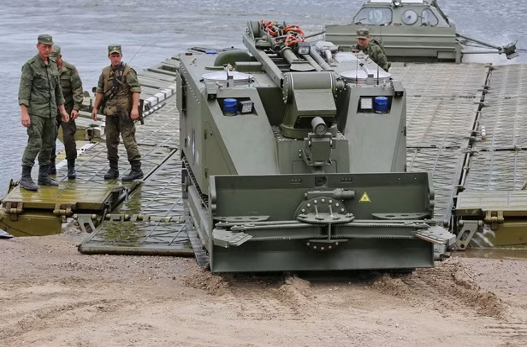 Trong ảnh là một chiếc Uran-14 đang được điều khiển để di chuyển lên phà công binh.