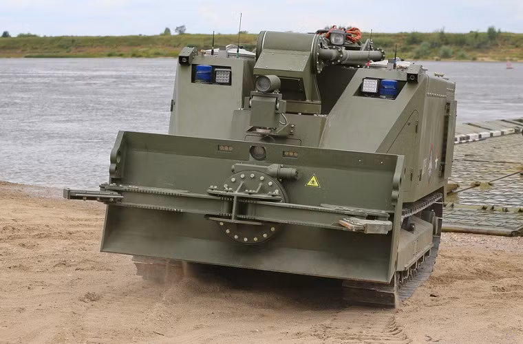 Uran-14 là một trong nhiều mẫu UGV hoặc robot đa chức năng được Quân đội Nga phát triển trong thời gian gần đây. Uran-14 được phát triển dành cho lực lượng Công binh Nga và được thiết kế để có thể thực hiện nhiều loại nhiệm vụ khác nhau như rà phá bom mìn, chữa cháy hay trinh sát phòng hóa.