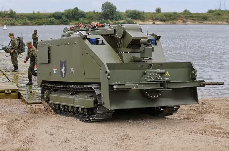 Uran-14 được trang bị một camera quan sát có độ phân giải cao cùng với đó hệ thống đèn pha cỡ lớn quan sát giúp binh sĩ điều khiển nó có thể dễ dàng hoạt động trong khu vực đám cháy, phía trước của Uran-14 cũng có một càng kẹp giúp loại bỏ các chướng ngại vật.