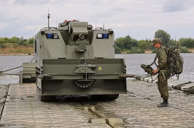 Nhằm tăng tính cơ động, tất cả các biến thể của Uran-14 đều được trang bị khung gầm bánh xích giúp nó vượt địa hình tốt hơn và tăng tỉ lệ sống sót trên chiến trường, Uran có tốc độ di chuyển tối đa là 15km/h tùy thuộc vào từng loại địa hình khác nhau.