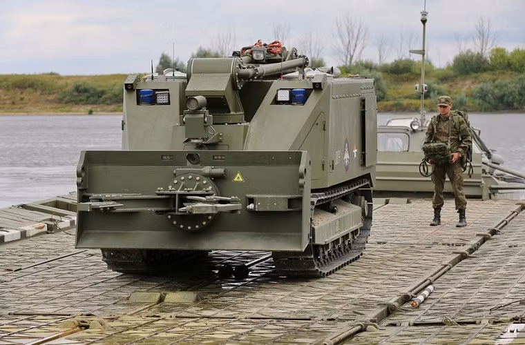 Để có thể điều khiển một phương tiện mặt đất không người lái nặng đến 6 tấn như Uran-14 không phải là một điều dễ dàng.