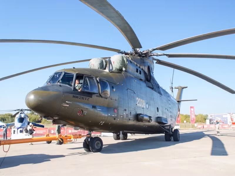 Trực thăng vận tải Mi-26T2. Đây là phiên bản nâng cấp của Mi-26T với nhiều thiết bị điện tử tiên tiến. Mi-26T2 có khả năng mang theo 20 tấn hàng hóa các loại.