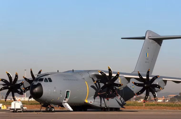 Máy bay vận tải A400M Atlas là một trong những vận tải cơ lớn nhất, hiện đại nhất của châu Âu, được hãng Airbus Military nghiên cứu chế tạo từ những năm 1980 nhằm thay thế thiết kế C-130 (Mỹ) đang phục vụ ở nhiều quốc gia Tây Âu.