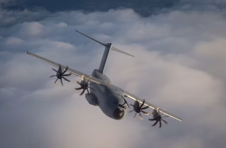 Đây là chiếc máy bay vận tải A400M Atlas đầu tiên trong số 4 chiếc mà Không quân Hoàng gia Malaysia đặt hàng Airbus Defense and Space.