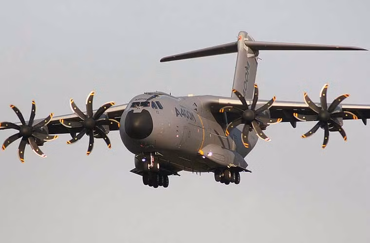 Máy bay vận tải A400M trang bị 4 động cơ tuốc bin cánh quạt Eurotop TP400-D6 cùng cánh quạt 8 lá cho tốc độ bay hành trình 780km/h, tầm bay với tải trọng tối đa 4.540km, trần bay cực đại 8.710km, trần bay 11.300m.