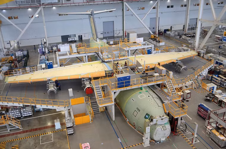 Tuy từ năm 2013, máy bay A400M mới gần như mới được giới thiệu công khai, cũng như đưa vào lắp ráp sản xuất. Nhưng từ nhiều năm trước, 9 quốc gia đã đặt hàng 174 chiếc A400M có trị giá 173,8 triệu USD/chiếc. Trong ảnh là chiếc máy bay vận tải A400M của Malaysia đang được lắp ráp.