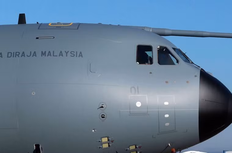 Gần cabin buồng lái sơn dòng chữ Malaysia.