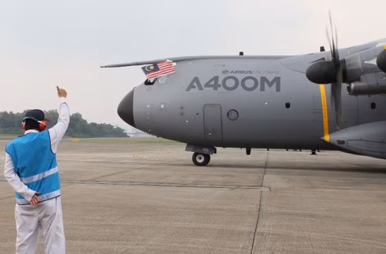 Với trọng lượng cất cánh tối đa 141 tấn, tải trọng 37 tấn, A400M được xem là máy bay vận tải lớn nhất, hiện đại nhất Đông Nam Á hiện nay khi nó chính thức về tới Malaysia.
