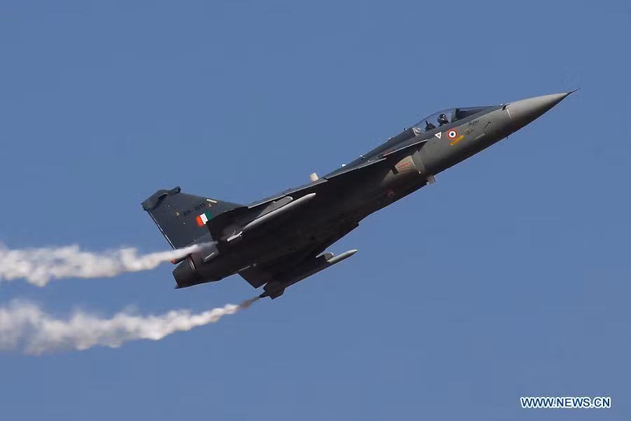 Chiến đấu cơ hạng nhẹ Tejas - niềm tự hào của công nghiệp quốc phòng Ấn Độ thỏa sức bay lượn.