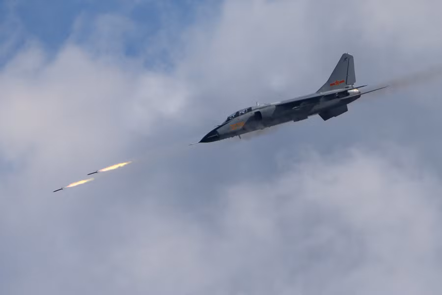 Cuộc thi Aviadarts thuộc Army Games 2015 đang tiếp tục diễn ra với những phần tranh tài nóng bỏng bằng các màn bắn tên lửa, ném bom thật. Ảnh: chiến đấu cơ "Báo bay" JH-7 Trung Quốc phóng rocket ác liệt từ trên không trong phần so găng với các chiến đấu cơ Nga.