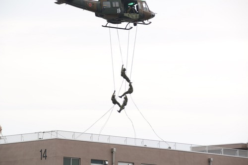 Thả quân từ trực thăng xuống các tòa nhà cao tầng.